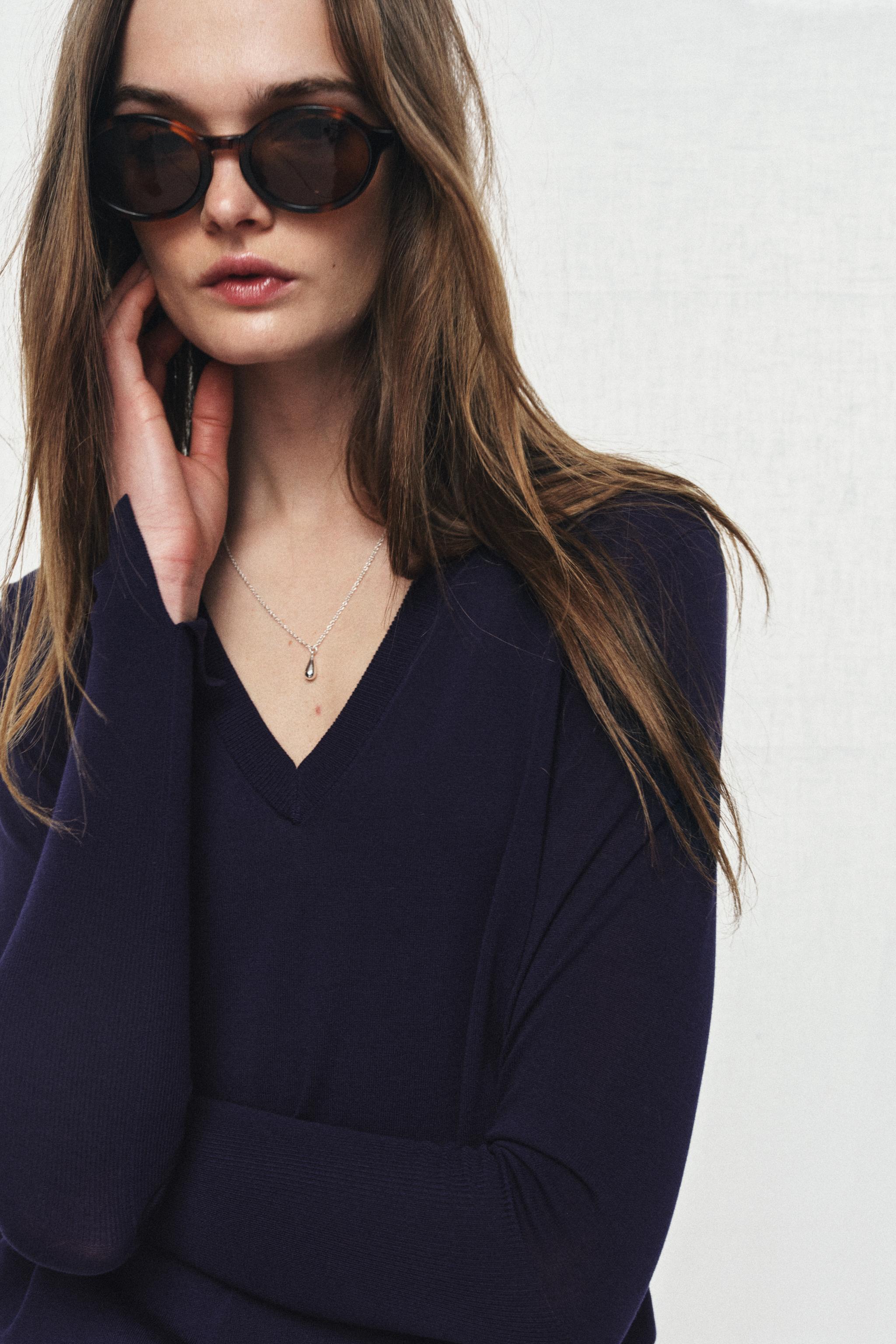 EXTRAFINE KNIT V-NECK JUMPER